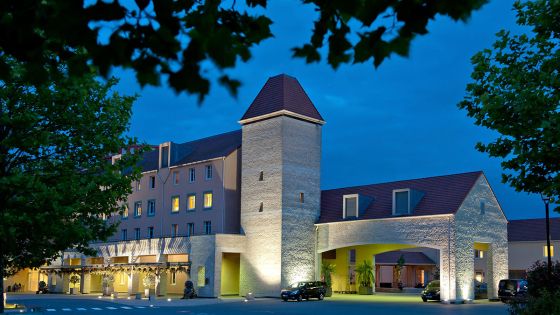 Explorers Hotel или подобен