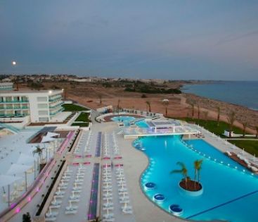 KING EVELTHON BEACH HOTEL